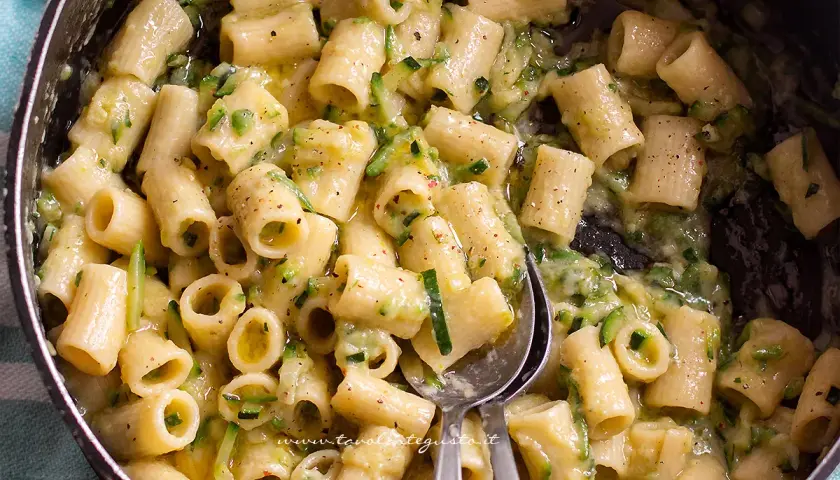 Pasta con zucchine, un sapore che ricorda la pasta con zucchine ricetta della nonna, cremosa e gustosa.