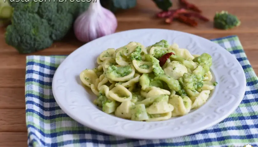 Orecchiette con broccoli, aglio e peperoncino. Un piatto semplice e gustoso, perfetto per un pranzo veloce.