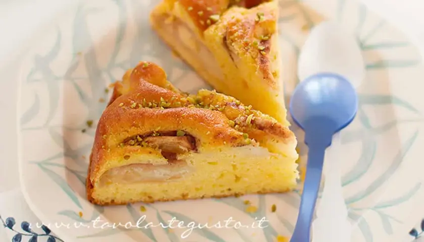 Fette di torta di mele senza burro, soffice e profumata, guarnita con pistacchi tritati.