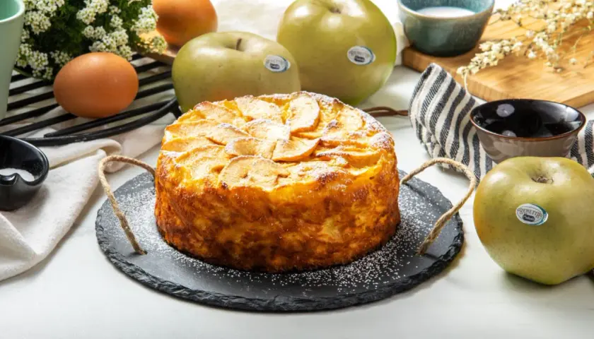 Una deliziosa torta di mele invisibile, con mele Renetta fresche, uova e zucchero a velo.