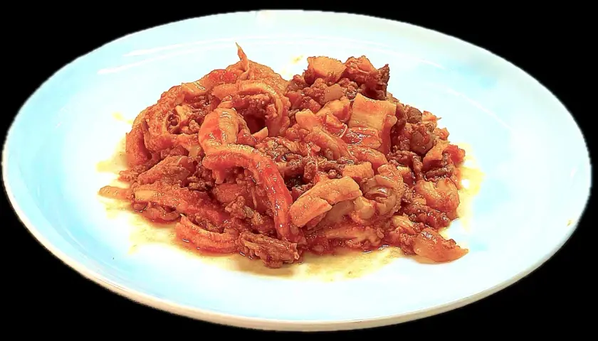 Un piatto di trippa alla fiorentina, saporita e fumante, pronta per essere gustata.