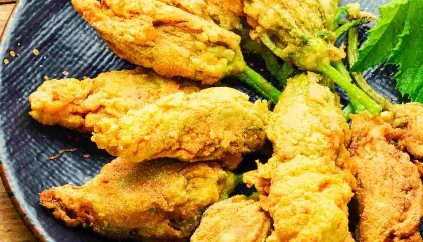 Fiori di zucca ripieni dorati e croccanti, un antipasto irresistibile.