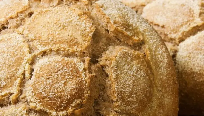 Pane di grano saraceno rustico, con crosta croccante e mollica soffice. Perfetto per accompagnare formaggi e salumi.