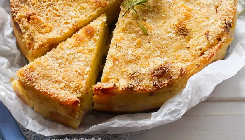 Delizioso gateau di patate dorato e croccante, guarnito con rosmarino fresco. Perfetto per ogni occasione.