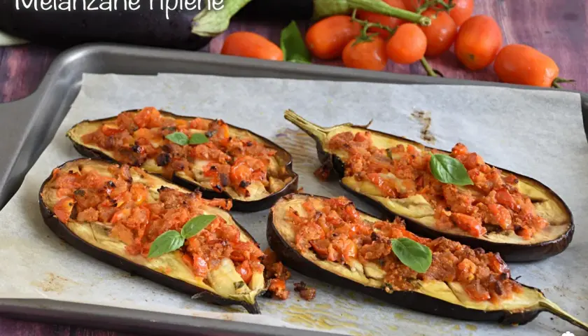 Melanzane ripiene senza carne, un piatto gustoso e leggero, con un ripieno di pomodoro e basilico.