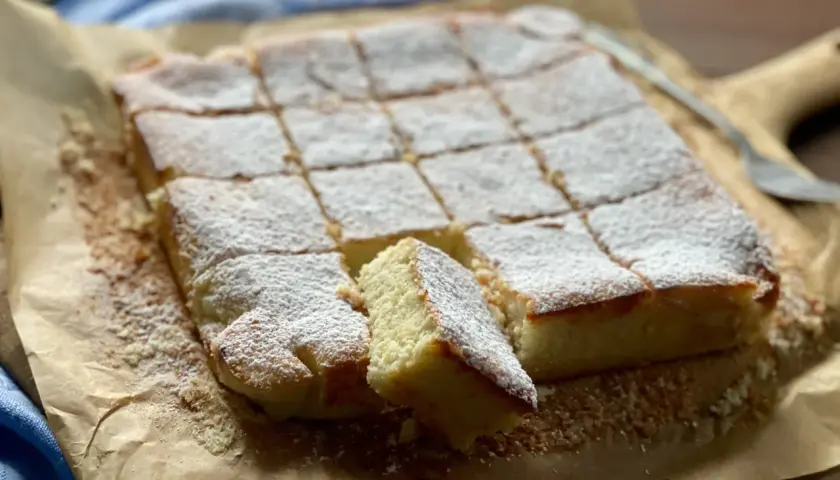 Una deliziosa torta delle monache, tagliata a quadrotti e cosparsa di zucchero a velo, pronta per essere gustata.
