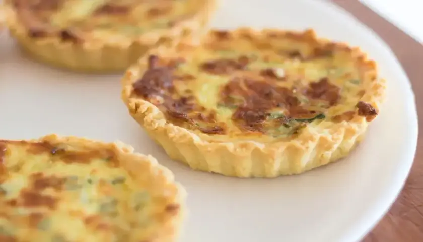 Mini tortini salati, perfetti per un picnic pasquale. Una ricetta torta pasqualina con pasta sfoglia pronta, facile e veloce.