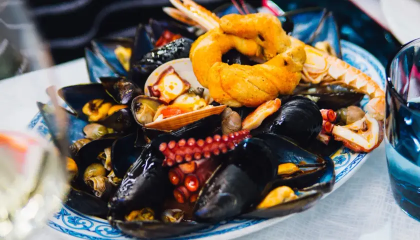 Un invitante piatto di zuppa di cozze, con tentacoli di polpo e gamberi, perfetto per il giovedì santo.