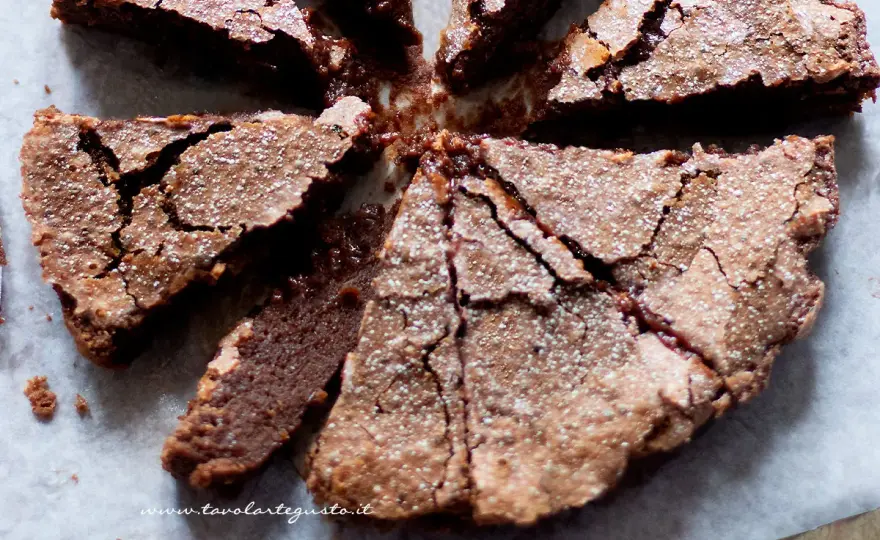 Torta morbida al cioccolato con uova di Pasqua - La ricetta perfetta