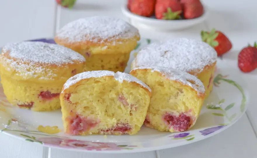 Muffin alle fragole perfetti - La ricetta soffice senza errori