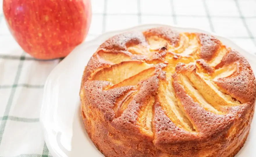 Torta di mele e yogurt - La ricetta soffice che non delude mai