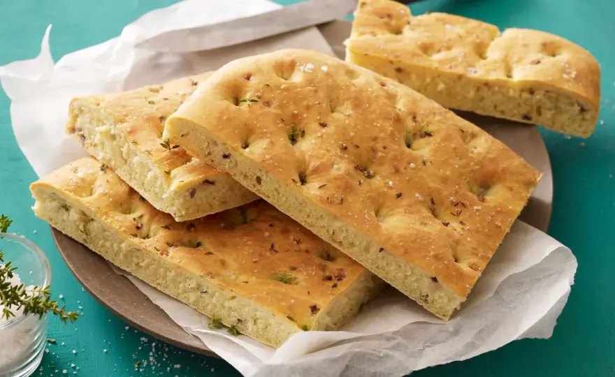 Focaccia con lievito istantaneo - La ricetta soffice e veloce