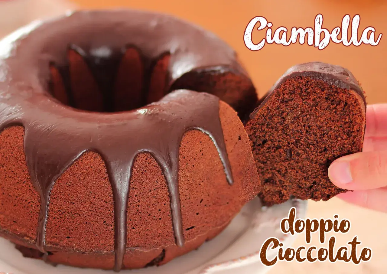 Ciambella al cioccolato, soffice e golosa, con una glassa lucida che cola. Una fetta viene sollevata, mostrando la sua consistenza.
