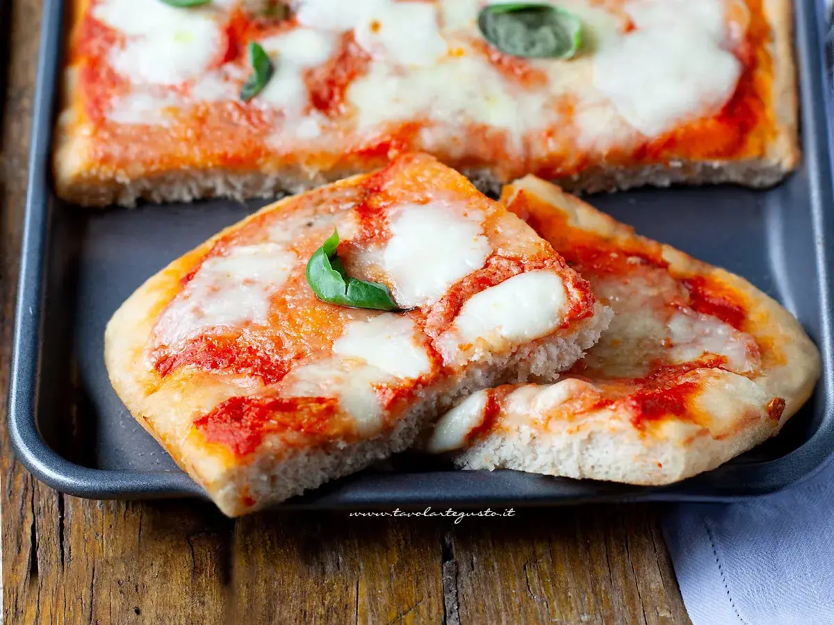 Deliziosa pizza senza glutine, con pomodoro filante e basilico fresco, pronta per essere gustata.