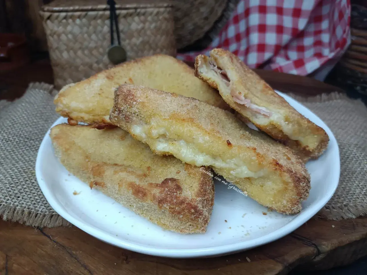 Mozzarella in carrozza dorata e filante, preparata in friggitrice ad aria. Un boccone irresistibile!