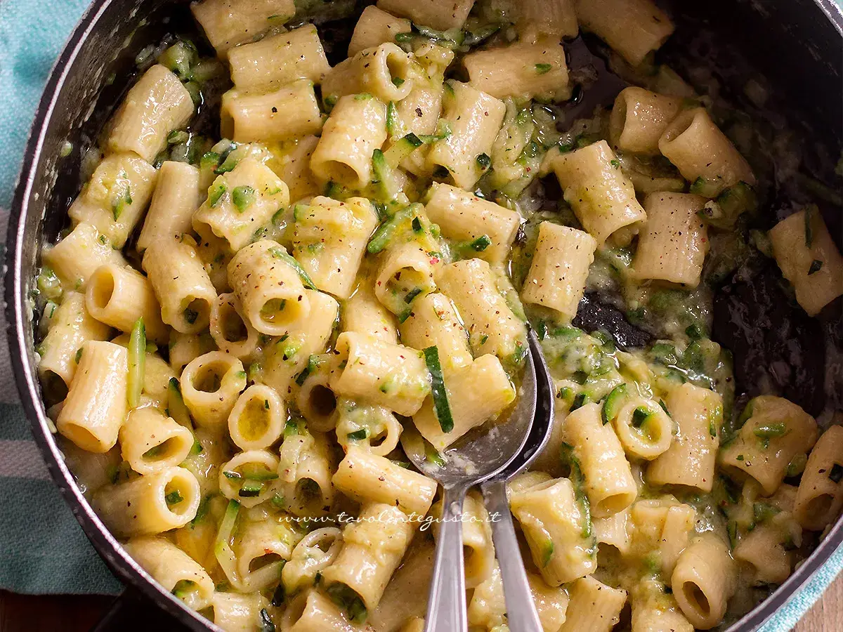 Pasta con zucchine, un sapore che ricorda la pasta con zucchine ricetta della nonna, cremosa e gustosa.