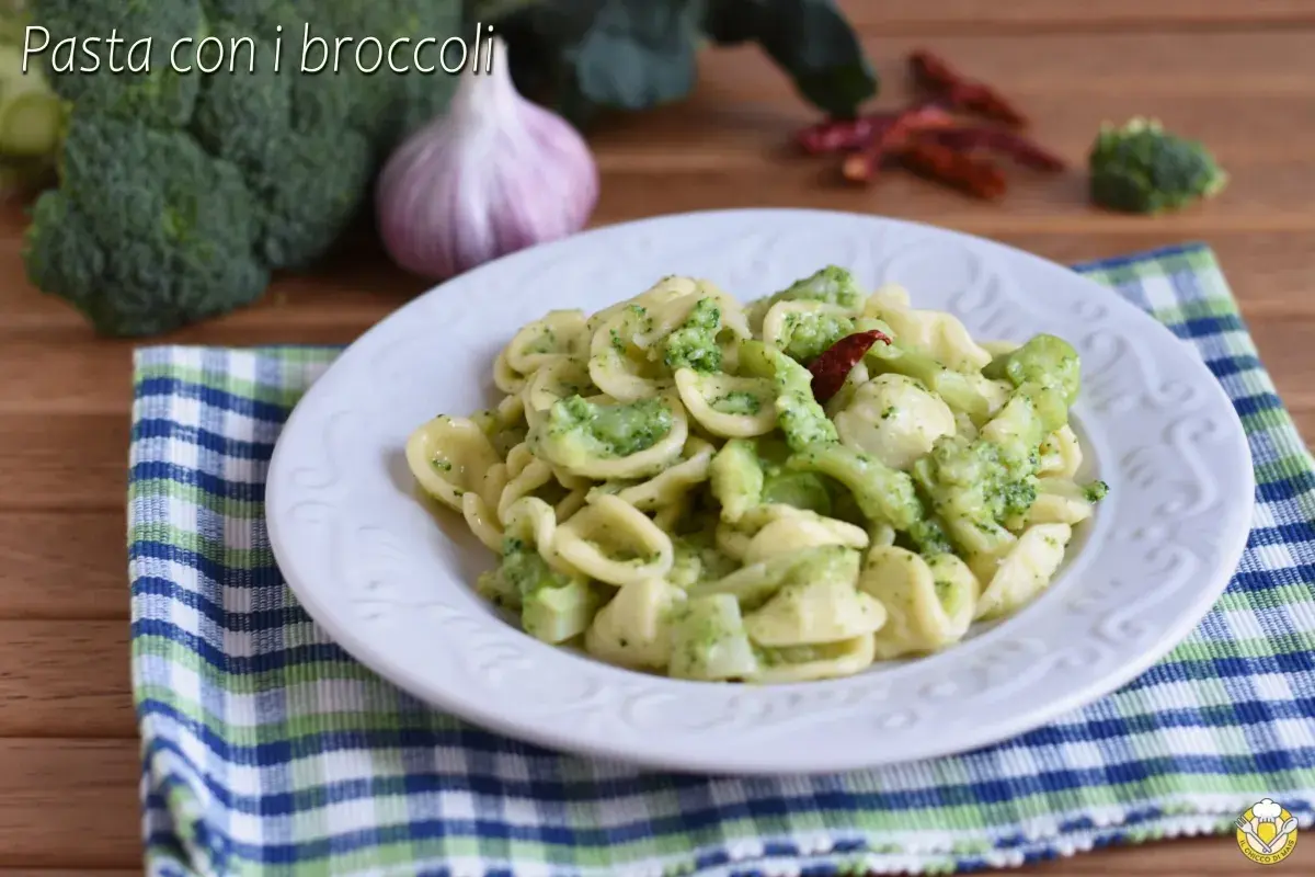 Orecchiette con broccoli, aglio e peperoncino. Un piatto semplice e gustoso, perfetto per un pranzo veloce.