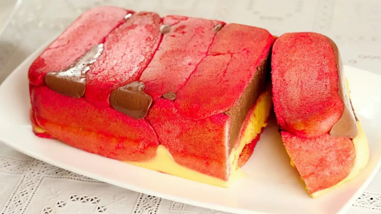 Zuppa inglese ricetta originale emiliana: strati di pan di Spagna rosso e giallo, crema al cioccolato e liquore, decorata con savoiardi.