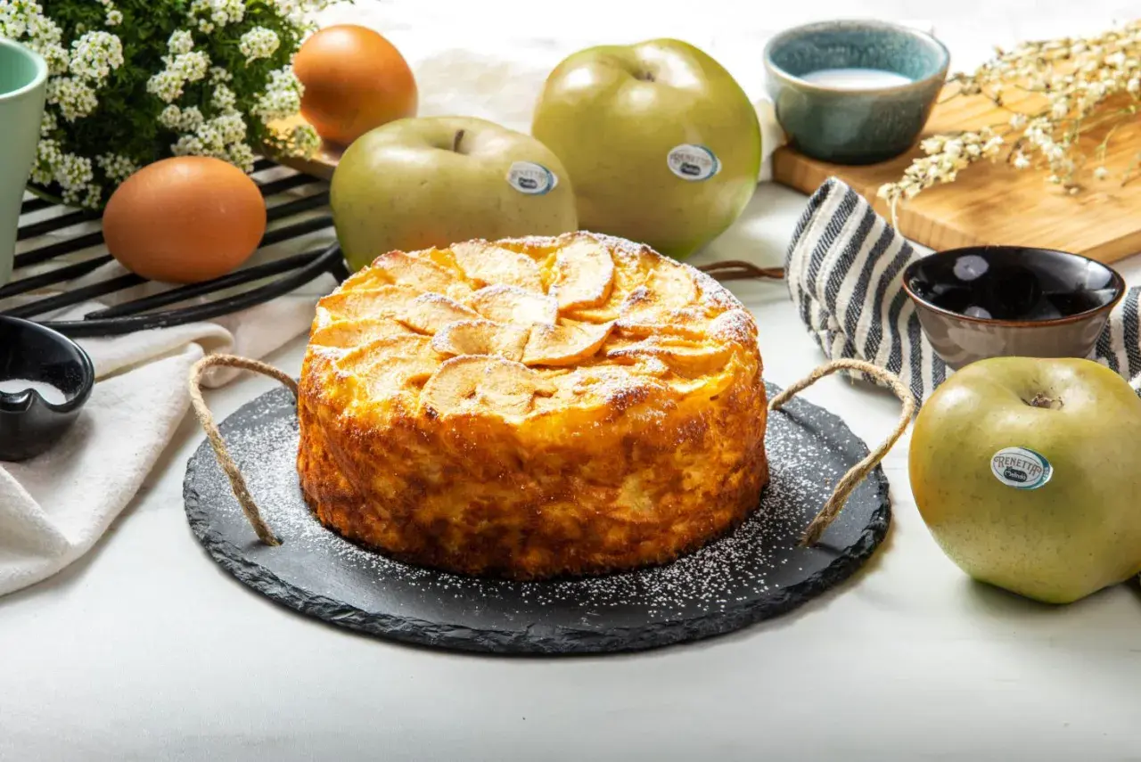Una deliziosa torta di mele invisibile, con mele Renetta fresche, uova e zucchero a velo.