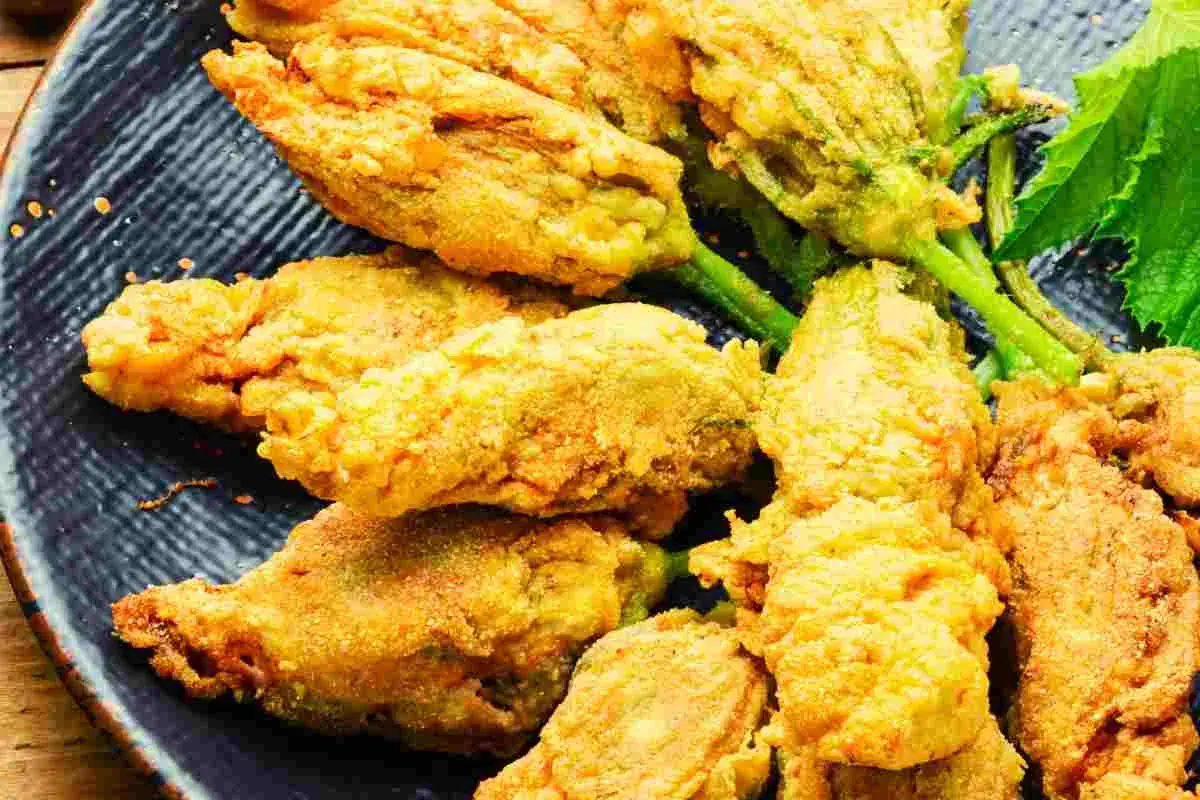 Fiori di zucca ripieni dorati e croccanti, un antipasto irresistibile.