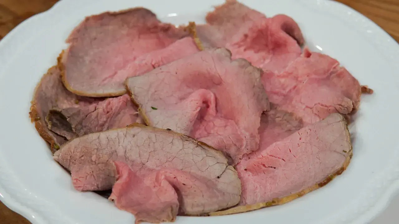 Fette di roast beef rosa e succulento, pronte per essere gustate. Una deliziosa roast beef ricetta.