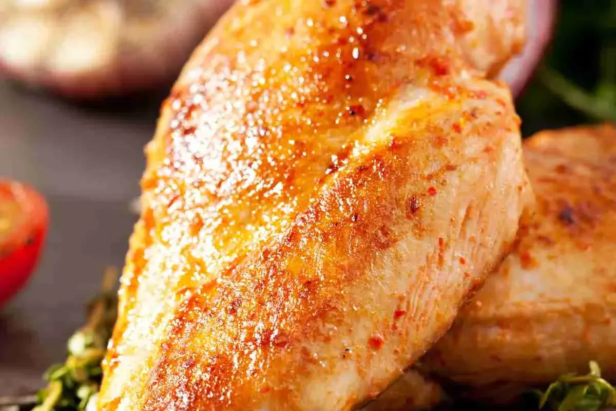 Succulento pollo al forno con crosticina dorata e spezie. Perfetto per una cena gustosa.