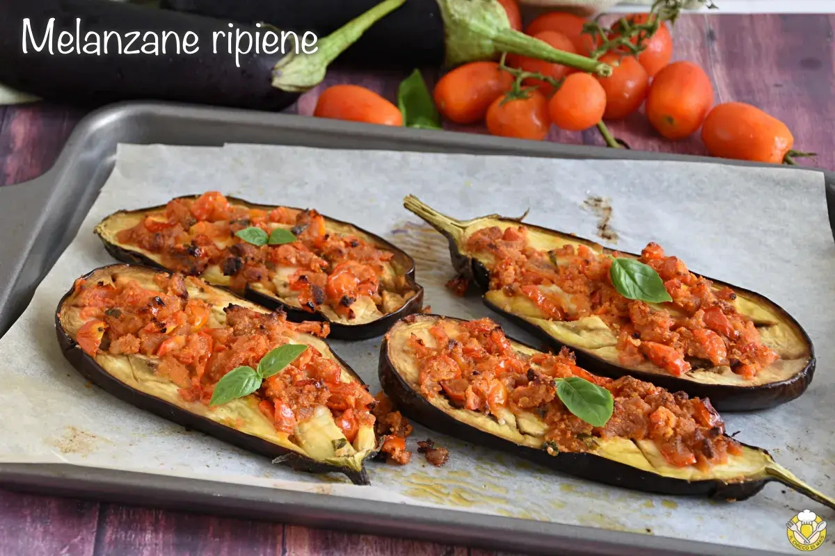 Melanzane ripiene senza carne, un piatto gustoso e leggero, con un ripieno di pomodoro e basilico.