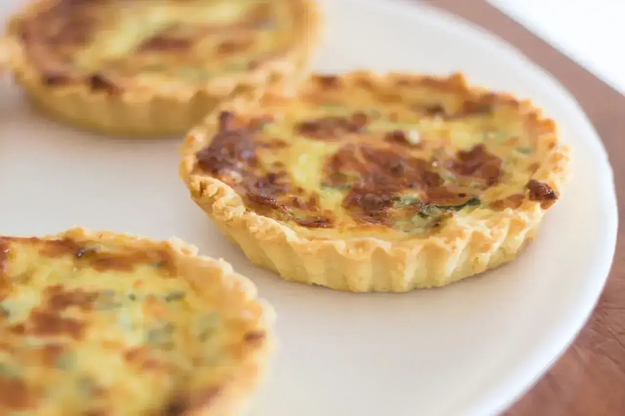 Mini tortini salati, perfetti per un picnic pasquale. Una ricetta torta pasqualina con pasta sfoglia pronta, facile e veloce.