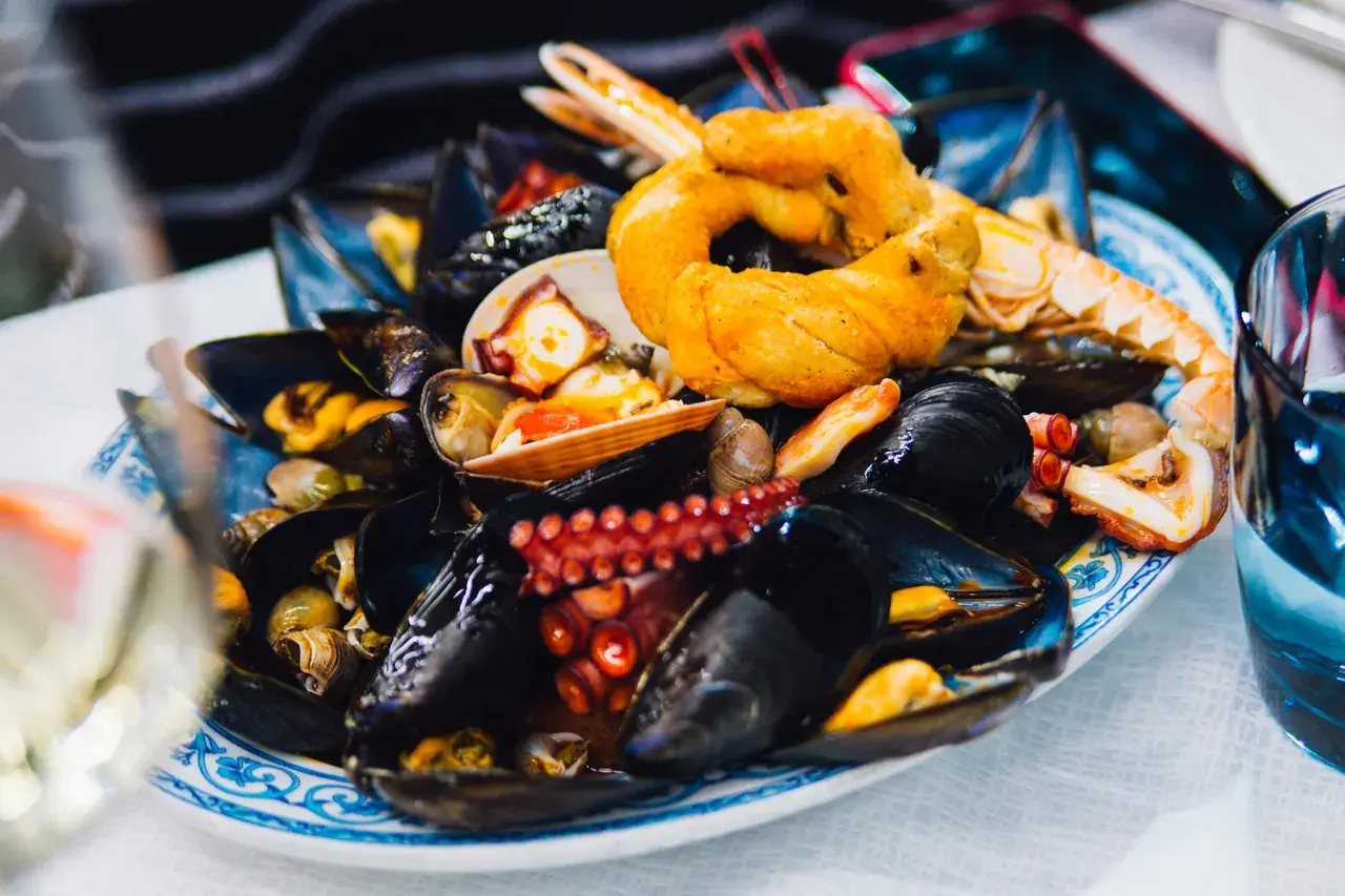 Un invitante piatto di zuppa di cozze, con tentacoli di polpo e gamberi, perfetto per il giovedì santo.