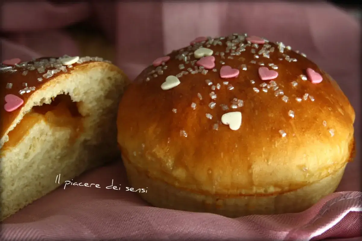 Deliziosi panini al latte decorati con zuccherini e cuoricini, uno tagliato a met&agrave; rivela un ripieno goloso.