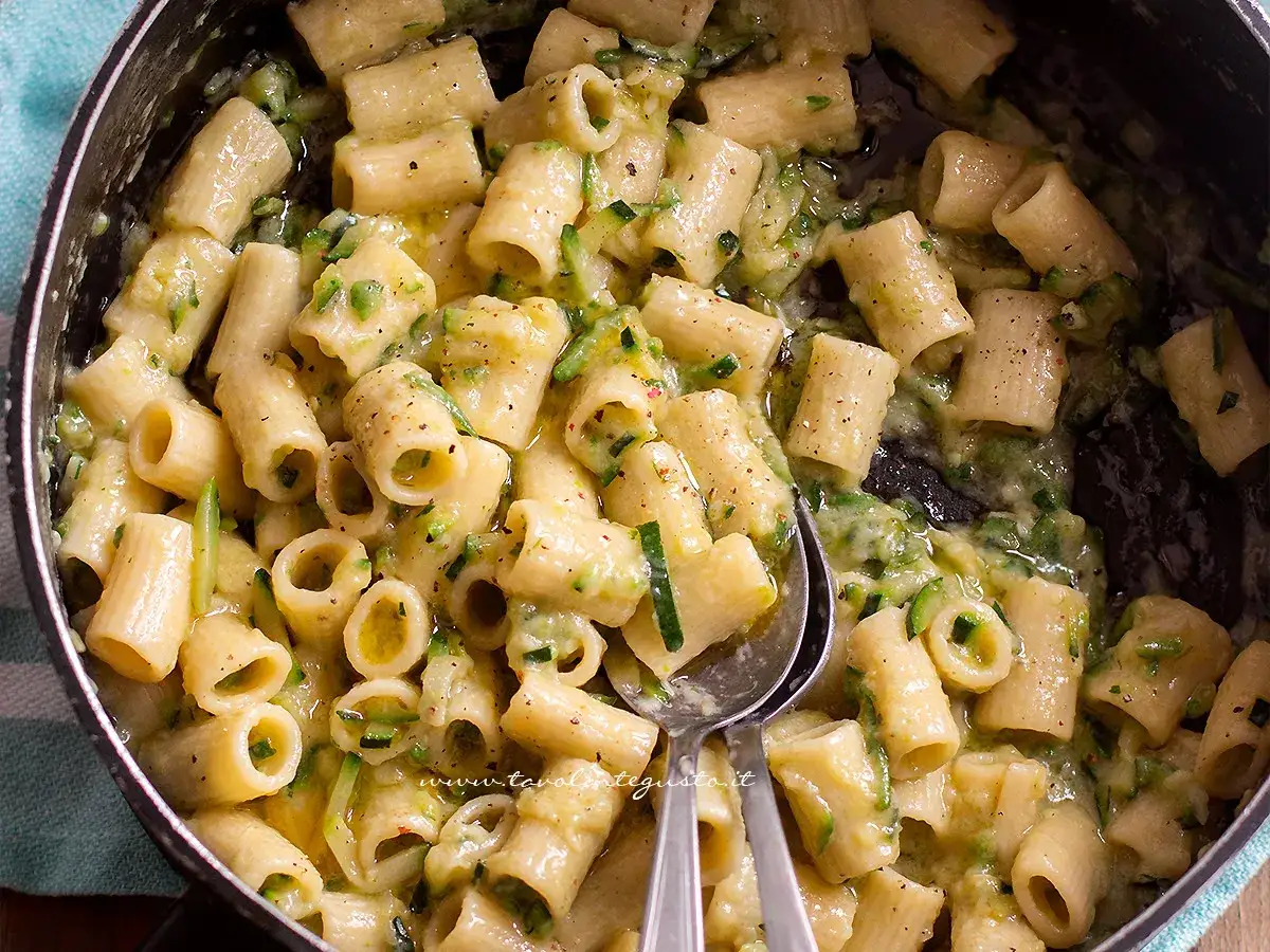 Pasta con zucchine, un sapore che ricorda la pasta con zucchine ricetta della nonna, cremosa e gustosa.