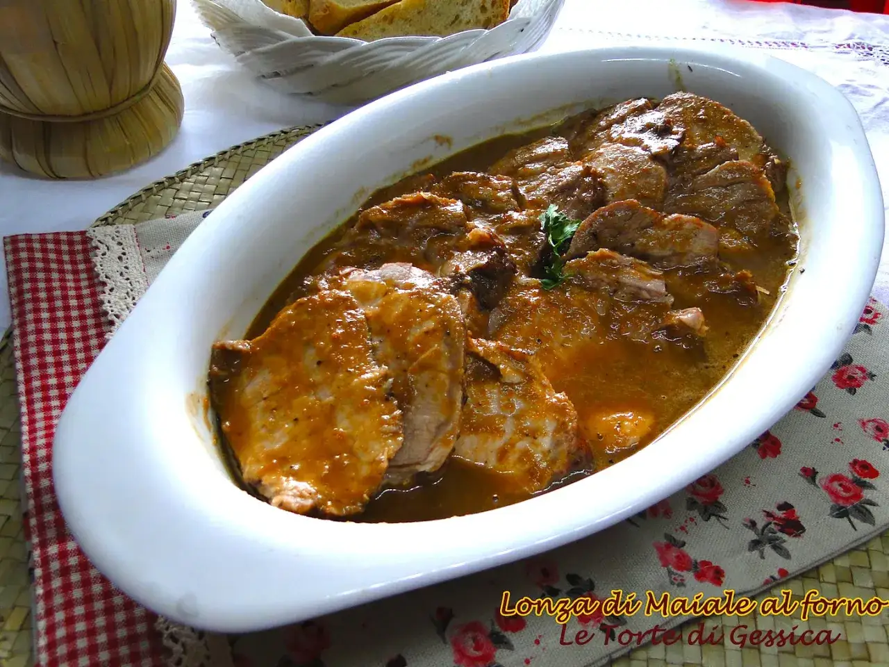 Arrosto di maiale morbido con sughetto invitante, pronto per essere gustato.