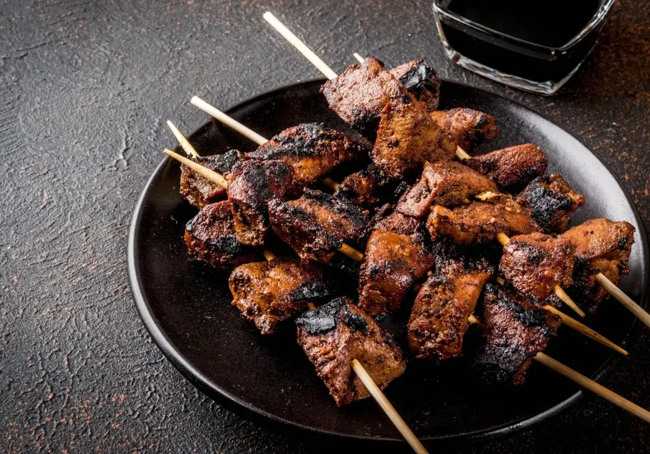 Spiedini di carne succulenti e ben cotti, pronti per essere gustati. Un piatto invitante per ogni occasione.