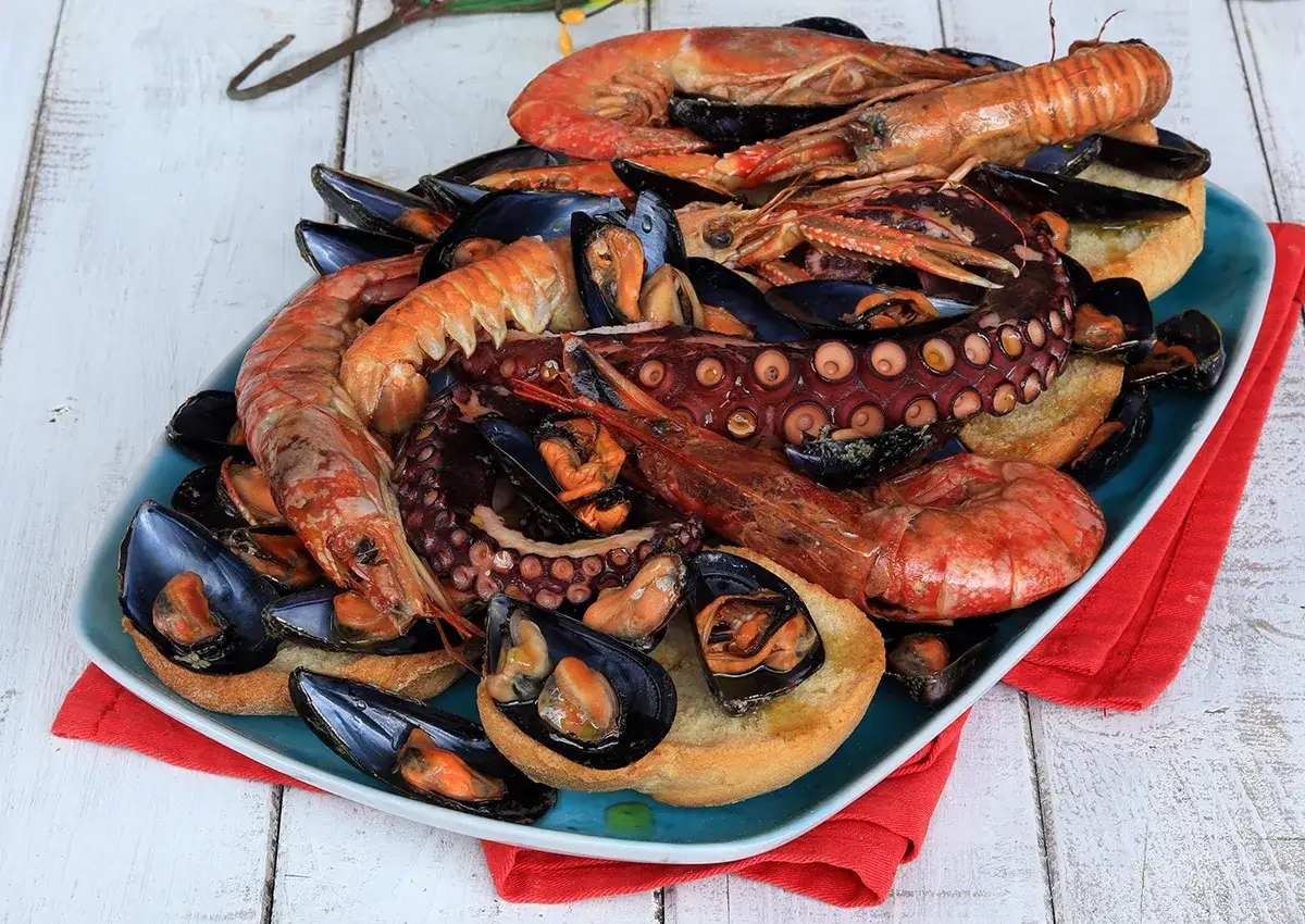Piatto di mare con cozze, gamberi e polpo, perfetto per un giovedì santo.