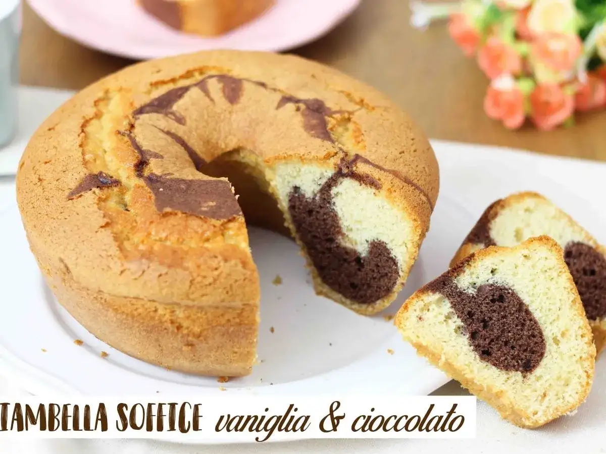 Ciambella soffice con striature di cioccolato, perfetta per la colazione o la merenda.