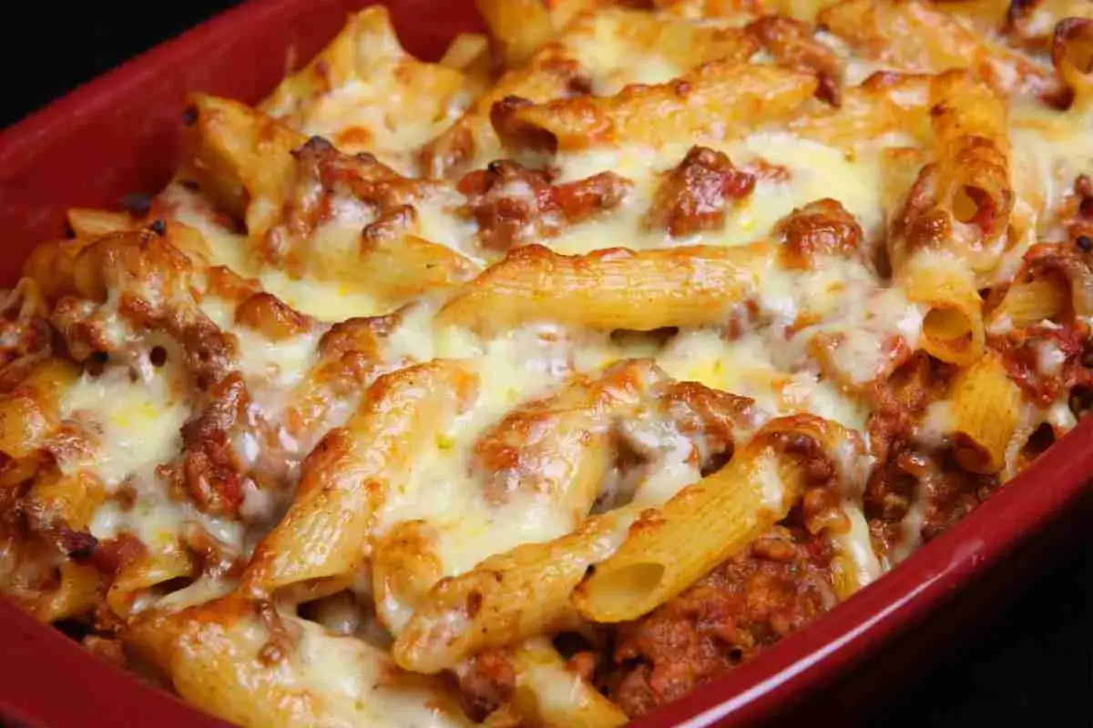 Penne al forno con rag&ugrave; e formaggio filante, un classico della pasta alla siciliana.