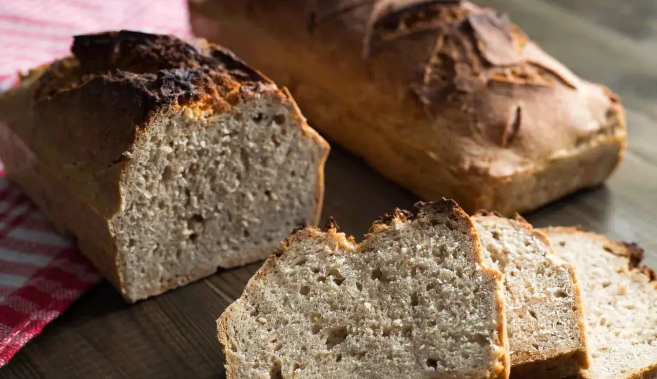 Pane integrale appena sfornato, croccante fuori e morbido dentro. Una delizia per la tua ricetta pane integrale.