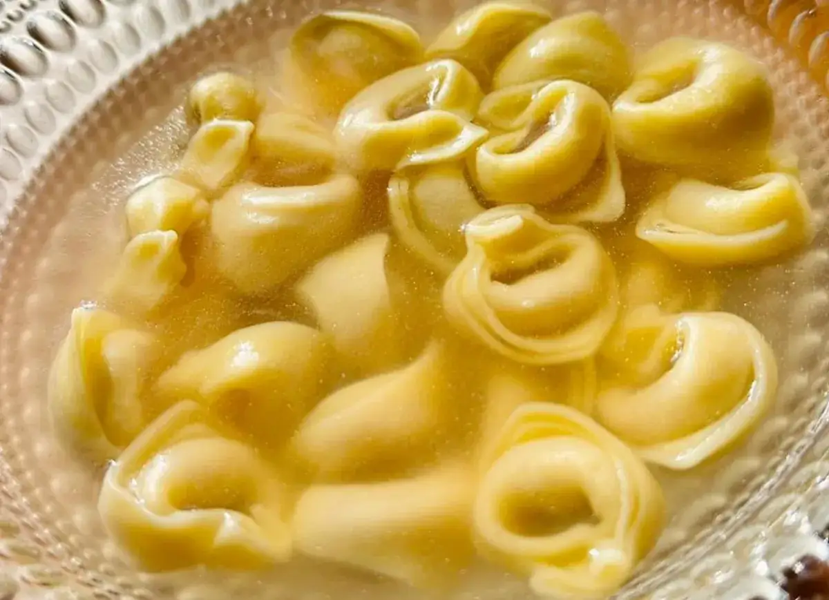 Un primo piatto caldo e confortante: tanti tortellini in brodo, pronti per essere gustati.