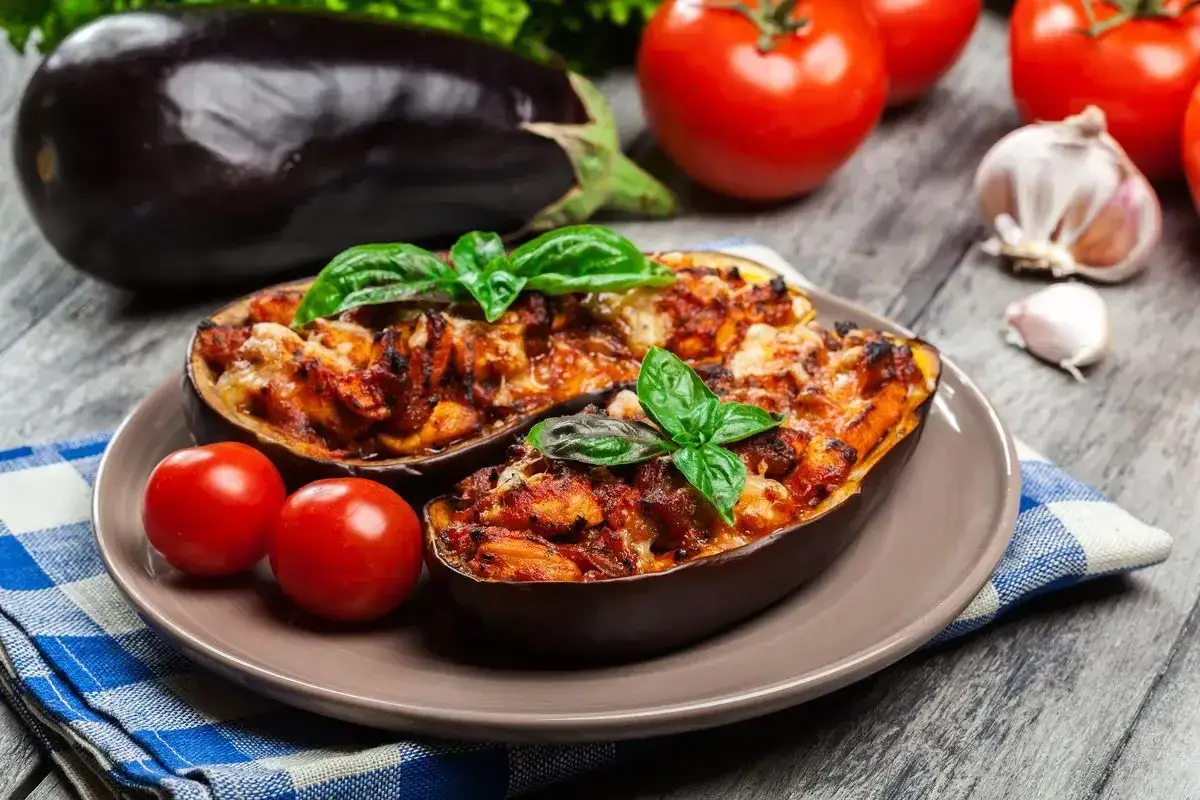 Melanzane ripiene senza carne, gustose e colorate, pronte per essere gustate.