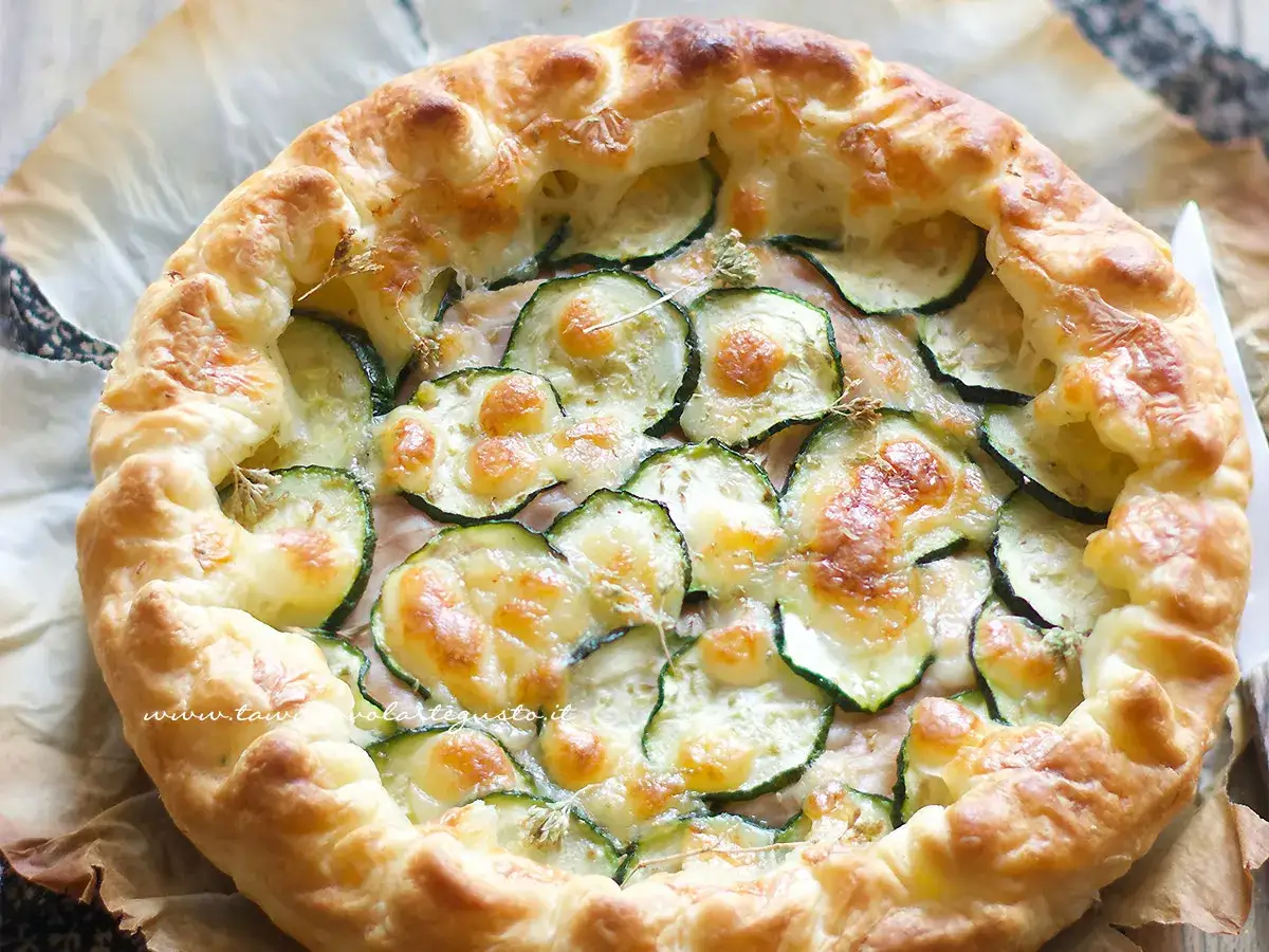 Torta salata con zucchine, dorata e invitante, con crosta sfogliata e ripieno filante. Perfetta per un pranzo leggero.