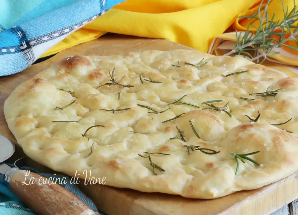 Focaccia con lievito istantaneo, dorata e fragrante, condita con rosmarino fresco e sale grosso. Perfetta per ogni occasione.