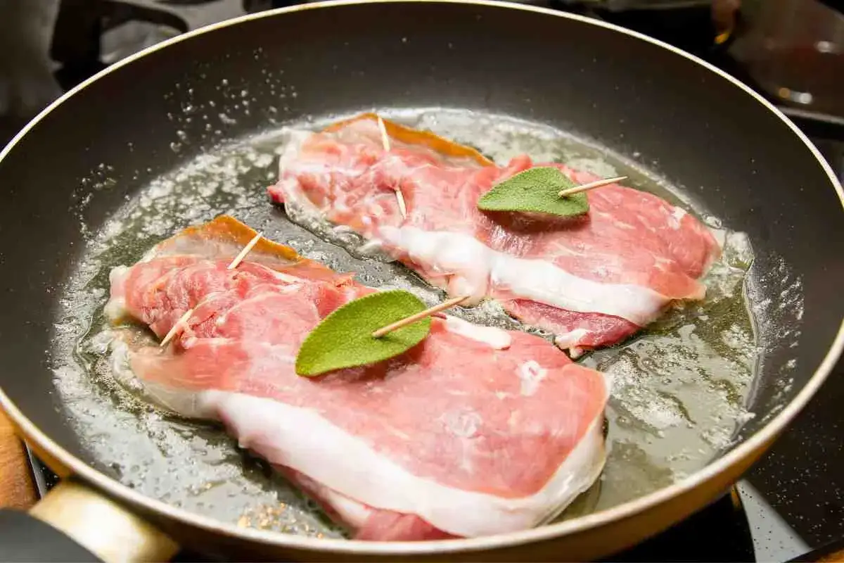 Saltimbocca alla romana ricetta: fettine di vitello avvolte nel prosciutto e salvia, che sfrigolano in padella con burro.