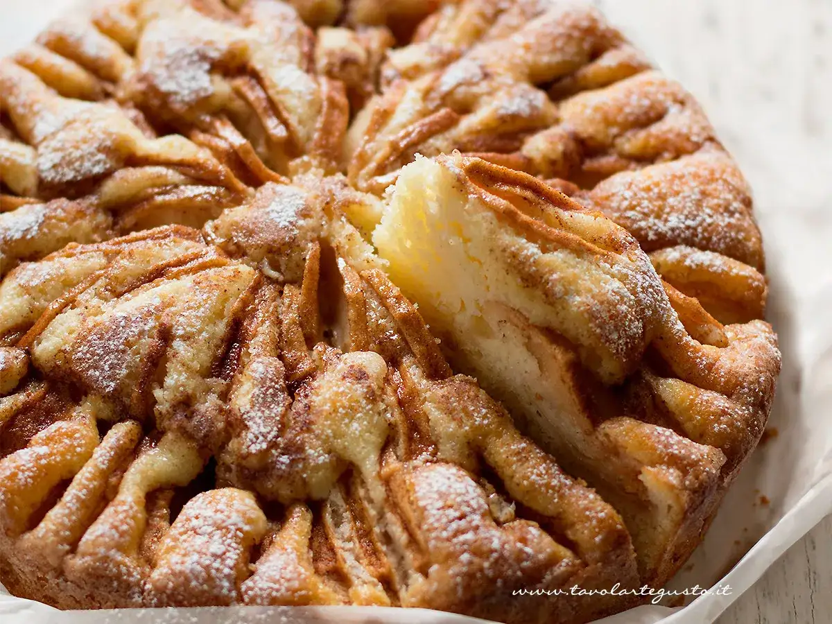 Una deliziosa torta di mele senza burro, con mele a vista e spolverata di zucchero a velo.