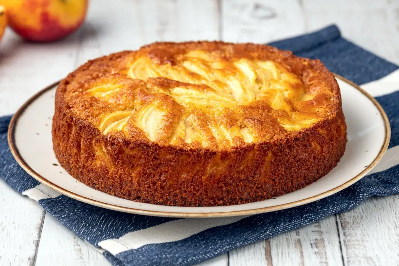 Una deliziosa torta di mele invisibile, dorata e profumata, pronta per essere gustata.
