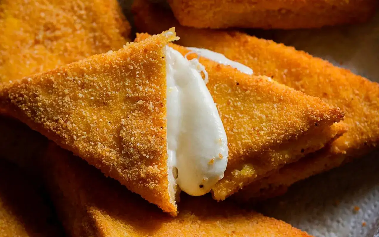 Mozzarella in carrozza dorata e croccante, con il formaggio filante che fuoriesce. Un piacere irresistibile!