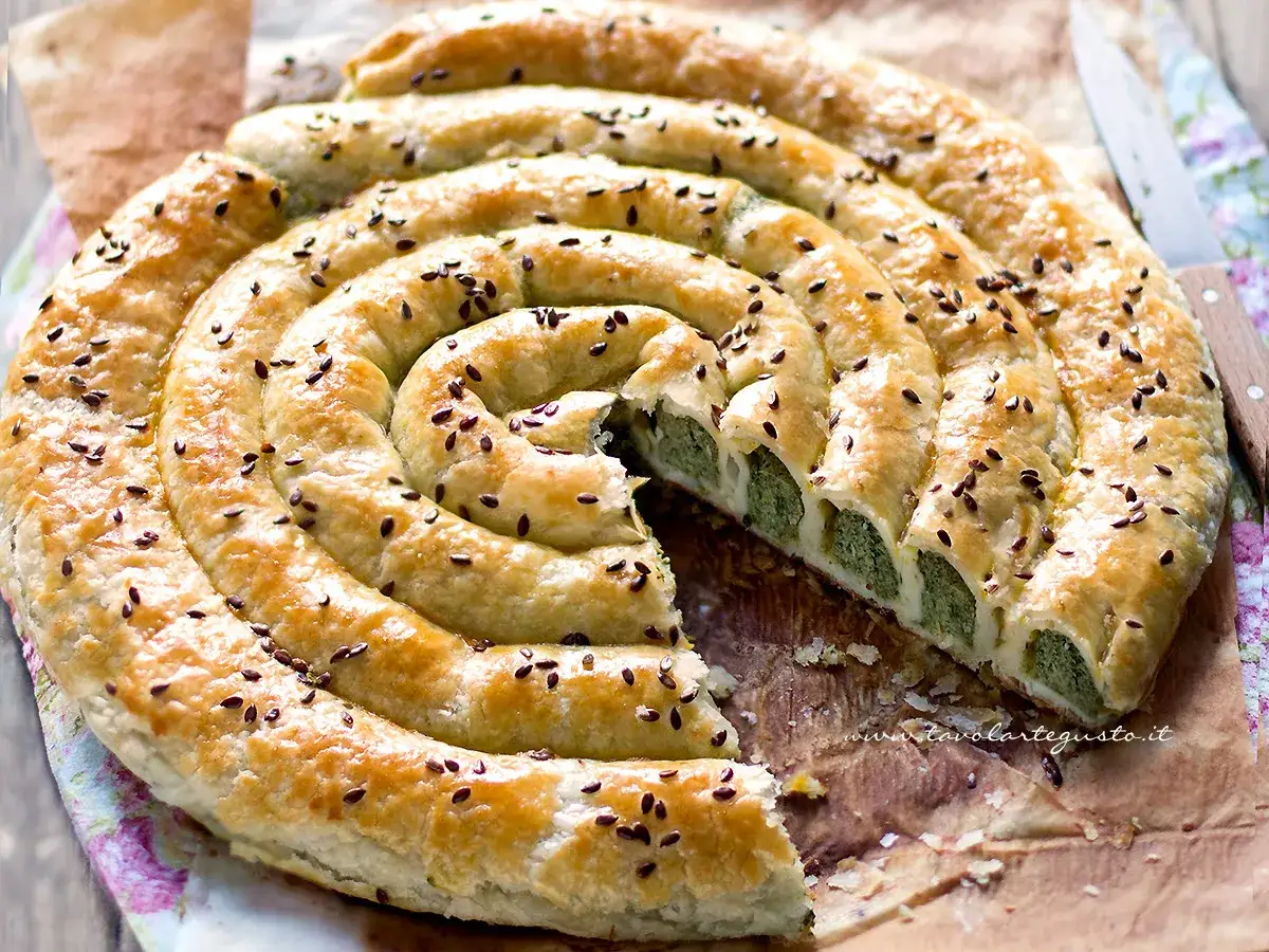 Torta salata a spirale con ripieno verde, perfetta idea su pasta sfoglia cosa mettere dentro.