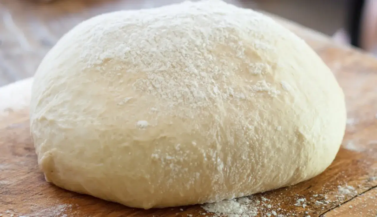Impasto soffice e profumato, pronto per diventare una deliziosa pizza fatta in casa.