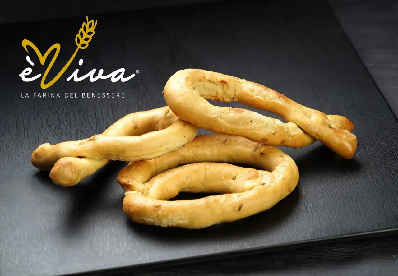 Taralli pugliesi ricetta originale, croccanti e dorati, con il logo &Eacute; Viva, la farina del benessere.